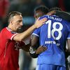 Ribéry utěšuje Romela Lukaku v Superpoháru