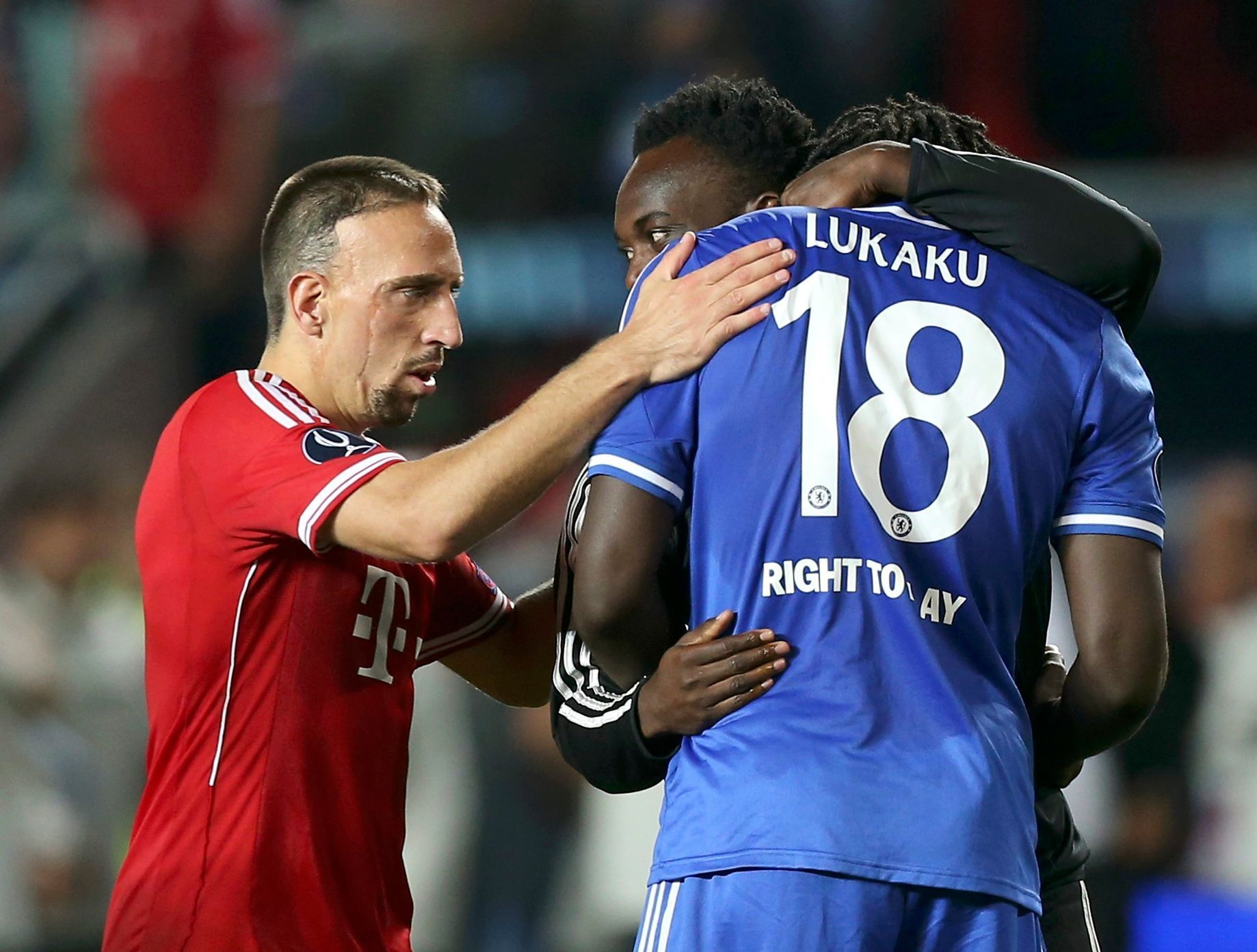 Ribéry utěšuje Romela Lukaku v Superpoháru