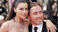 Italská herečka Monica Bellucci, členka poroty, s britským hercem Timem Rothem přd závěrečným cermoniálem.