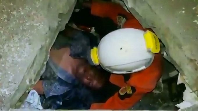 Indonéští záchranáři našli v troskách finančního centra živého muže. Sledujte jeho záchranu