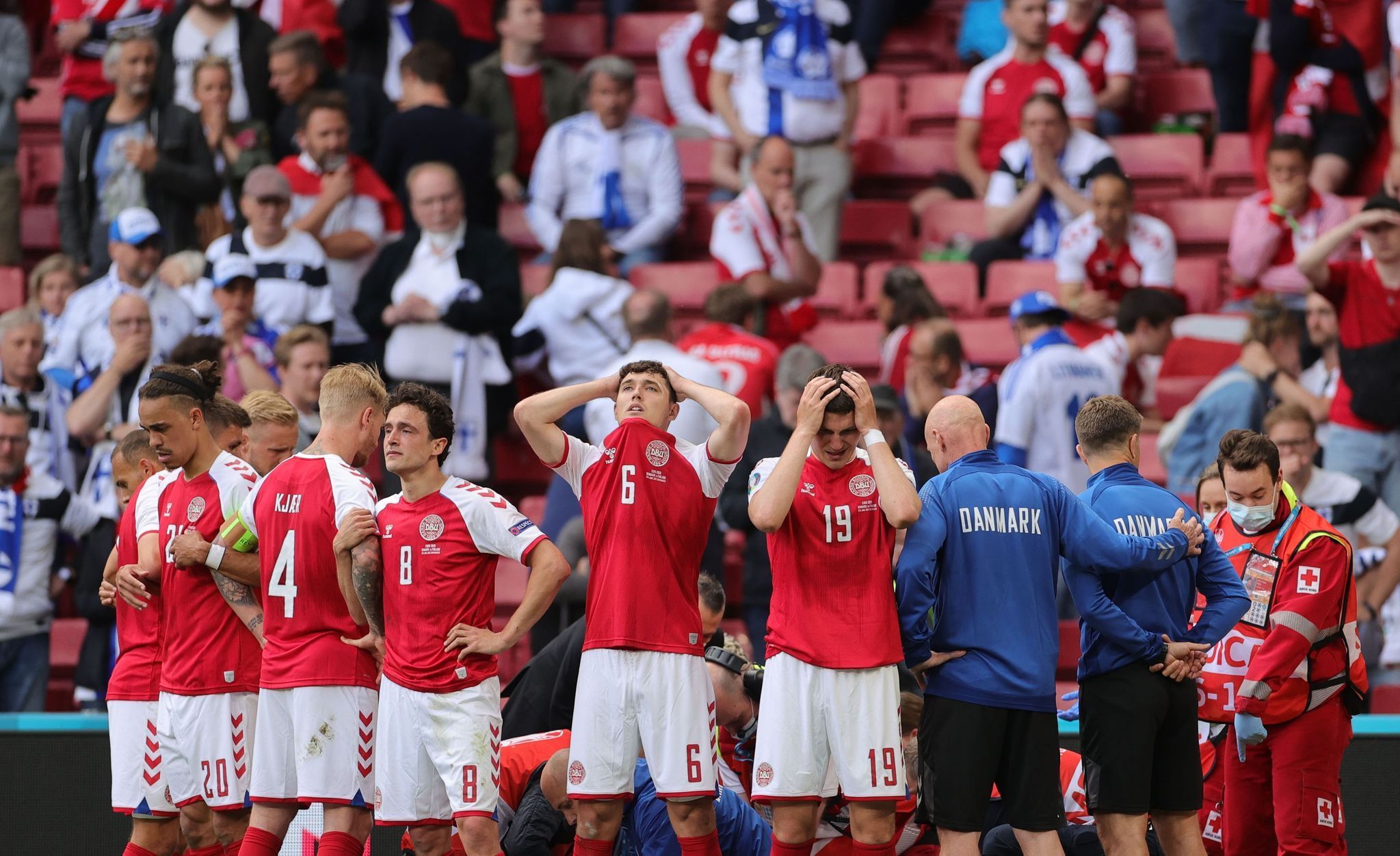 Zdrcení dánští hráči sledují boj o život Christiana Eriksena v zápase Dánsko - Finsko na ME 2020