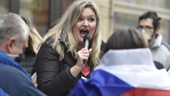 Soud přerušil jednání s Peterkovou, její podporovatelé vylomili dveře jednací síně