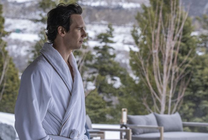 Cory Michael Smith v roli Venise ve filmu Mountainhead.