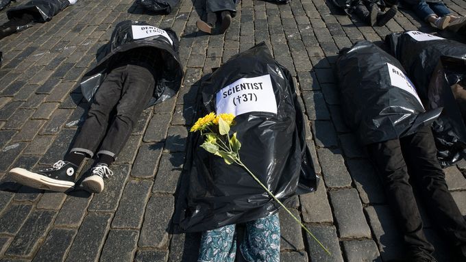 Učitelka, hasič, děti. Na Staroměstském náměstí leželi "mrtví" z války na Ukrajině