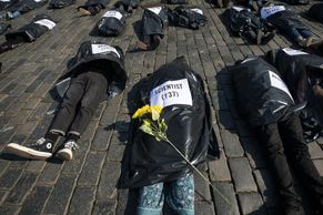 Učitelka, hasič, děti. Na Staroměstském náměstí leželi "mrtví" z války na Ukrajině