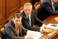 V koalici to vře, Bursík a Topolánek se hádají o volbu