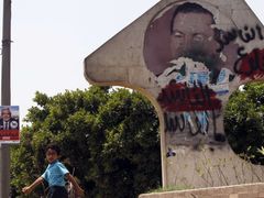 Zničený obraz Mubaraka na návěstidle v Káhiře.
