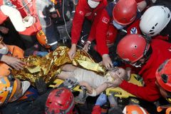 Turečtí záchranáři z trosek vysvobodili holčičku, páteční otřesy zabily přes sto lidí