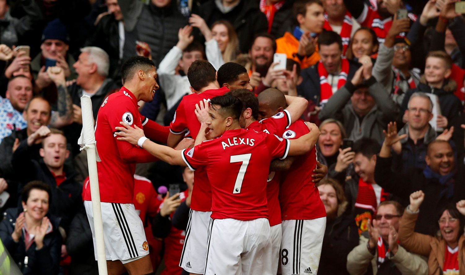 Marcus Rashford c se soluhráči z Manchesteru United slaví gól proti Liverpoolu.