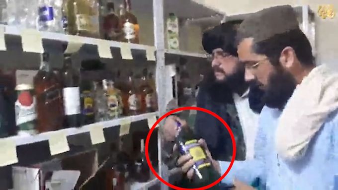 Tálibové objevili na české ambasádě v Kábulu sklad tvrdého alkoholu.