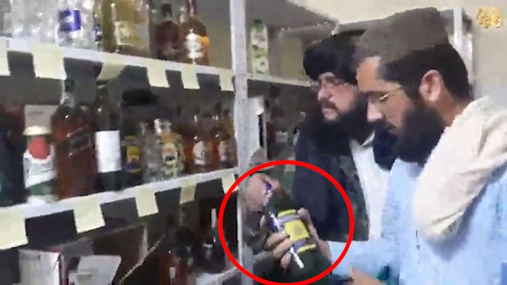 Tálibové zřejmě obsadili sklad české ambasády. Zmocnili se Becherovky i hořčice; Zdroj foto: Twitter/ Pamir News