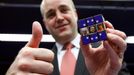 Švédský premiér Fredrik Reinfeldt, jehož země nyní EU předsedá, ukazuje eurorubikovku. Kostka má nyní obsazena tři klíčová políčka. Jsou na nich (zleva do prava) čerstvě zvolený prezident EU Herman Van Rompuy z Belgie, předseda Evropské komise José Manuel Barroso z Portugalska a čerstvě zvolená šéfka diplomacie EU Catherina Ashtonová z Velké Británie.