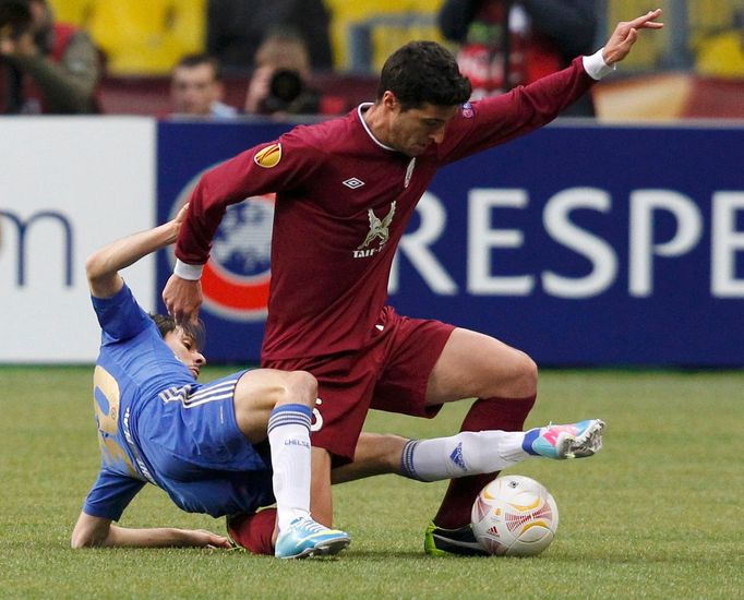 Marcano z Rubinu Kazaň v souboji s Benayounem z Chelsea