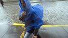 A woman shields herself from the wind as she makes her way through the Dumbo neighborhood of Brooklyn in New York, October 29, 2012. Hurricane Sandy began battering the U.S. East Coast on Monday with fierce winds and driving rain, as the monster storm shut down transportation, shuttered businesses and sent thousands scrambling for higher ground hours before the worst was due to strike. REUTERS/Keith Bedford (UNITED STATES - Tags: DISASTER ENVIRONMENT) Published: Říj. 29, 2012, 10:10 odp.