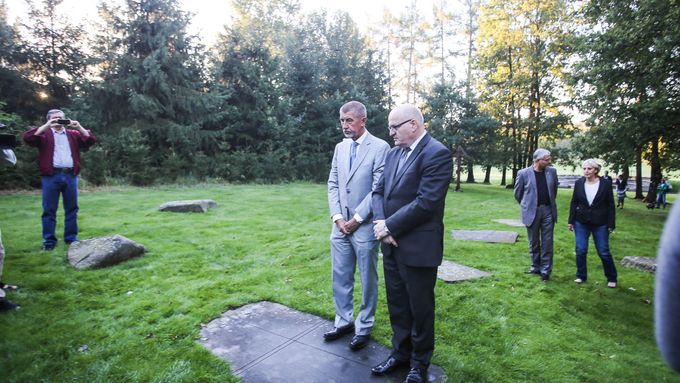 Andrej Babiš s ministrem kultury Danielem Hermanem na místě bývalého koncentračního tábora v Letech.