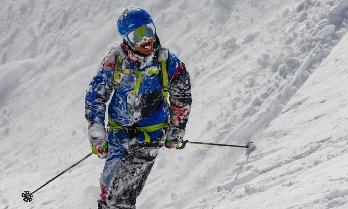 Austrian freeride skier Lukas Ebenbichler smiles after skiing down in deep powder snow during a freeride skiing tour on Stubaier glacier mountain in Stubai January 7, 2013. Backcountry or freeride skiers ski away from marked slopes with no set course or goals, in untamed snow, generally in remote mountainous areas. Picture taken January 7, 2013. REUTERS/ Dominic Ebenbichler (AUSTRIA - Tags: SPORT SKIING SOCIETY) Published: Led. 21, 2013, 10:18 dop.