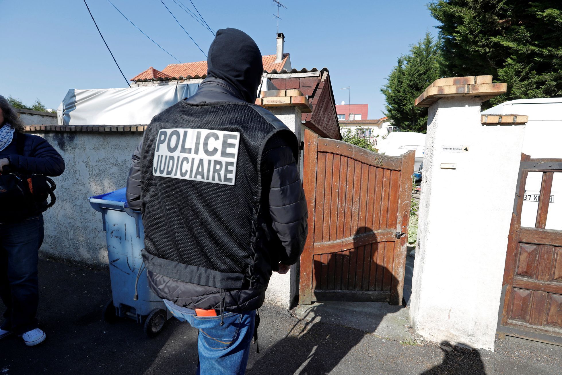 Policisté zasahují v domě na předměstí Chelles, kde podle médií žil útočník ze Champs-Elysées.