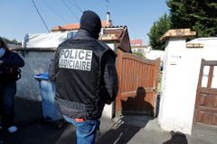 Kdo střílel v Paříži? Francouzská média ukazují na 39letého recidivistu, který nenáviděl policisty