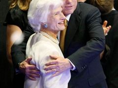 John McCain se objímá se svou matkou. Nebude mě za to mít ráda, když vám to o ní řeknu, ale je 96 let mladá, prohlásil v úvodu svého projevu McCain.