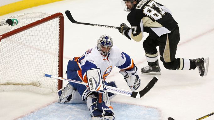 Sidney Crosby střílí gól do sítě NY Islanders