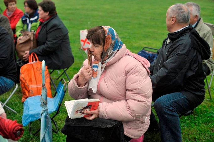 Desetitisíce lidí dnes brzy ráno zaplnily Svatopetrské náměstí ve Vatikánu, kde papež František prohlásí za svaté své dva předchůdce v čele katolické církve - Jana Pavla