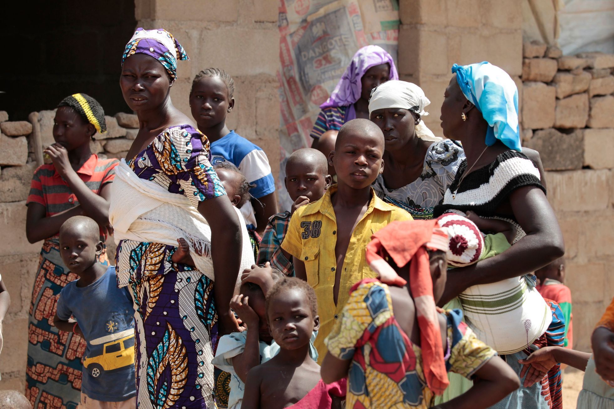 Rodina prchající před násilnostmi Boko Haram.