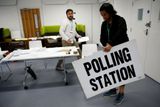 Volby do Evropského parlamentu trvají v celé EU několik dní. Volební místnosti se jako první otevřely ve čtvrtek ve Velké Británii a také v Nizozemsku. Tento snímek zachycuje přípravy v Londýně.