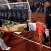 Zraněný fanoušek je odnášen na nosítkách při utkání Egypt - Alžírsko.