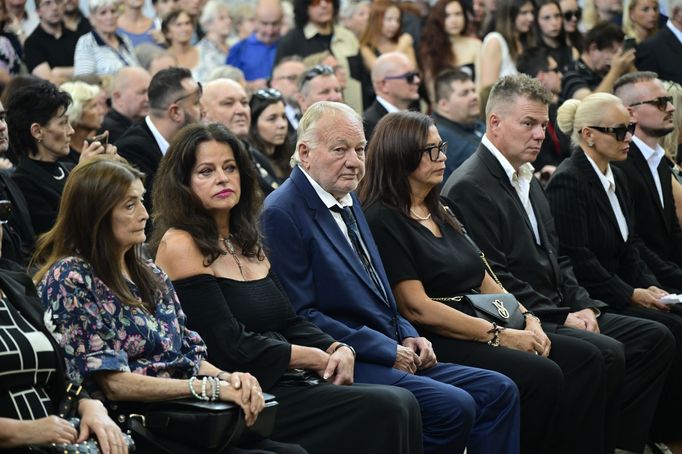 Rozloučení s hercem Jiřím Krampolem se konalo v pátek ve smuteční síni strašnického krematoria v Praze. Zúčastnil se i Luděk Sobota s manželkou Adrianou.