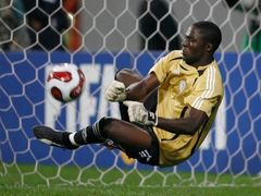 Gólman Nigérie chytá rozhodující penaltu Oladele Ajiboye, africký tým porazil ve finále Španělsko.