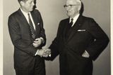 Tuto fotografii z roku 1959 Kennedymu podepsal bývalý prezident USA Harry Truman (vpravo).