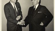 Tuto fotografii z roku 1959 Kennedymu podepsal bývalý prezident USA Harry Truman (vpravo).