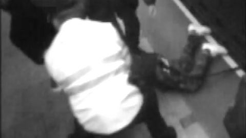 VIDEO: Opilý muž dobíhal metro. Zavrávoral a spadl do kolejiště