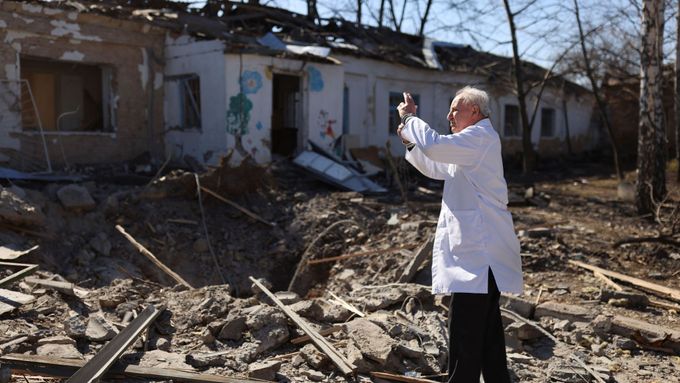 Lékař Anatolij Pavlov si fotografuje zničenou psychiatrickou léčebnu ve městě Mykolajiv.