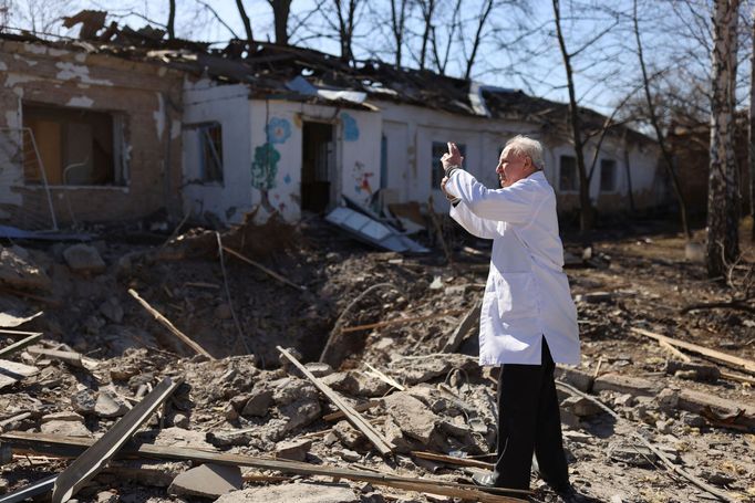 Lékař Anatolij Pavlov si fotografuje zničenou psychiatrickou léčebnu ve městě Mykolajiv.