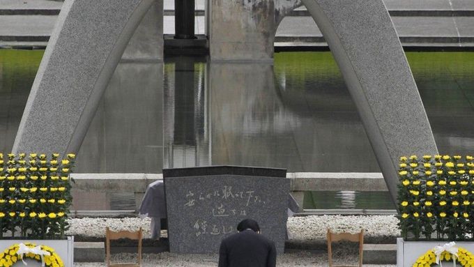 Japonci vzpomínali na svržení bomby. Pokládali kytice i protestovali