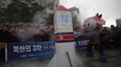 An anti North Korea civic group activist dressed up as Hwatburi prepares to destroy a mock of North Korea's missile, including its nuclear warhead, during a rally against North Korea's possible nuclear test plan, in central Seoul February 6, 2013. New York under missile attack is a remote dream for impoverished North Korea, yet that is precisely what the latest propaganda video from the isolated state shows as it readies a third nuclear test. REUTERS/Kim Hong-Ji (SOUTH KOREA - Tags: CIVIL UNREST POLITICS) Published: Úno. 6, 2013, 6:55 dop.