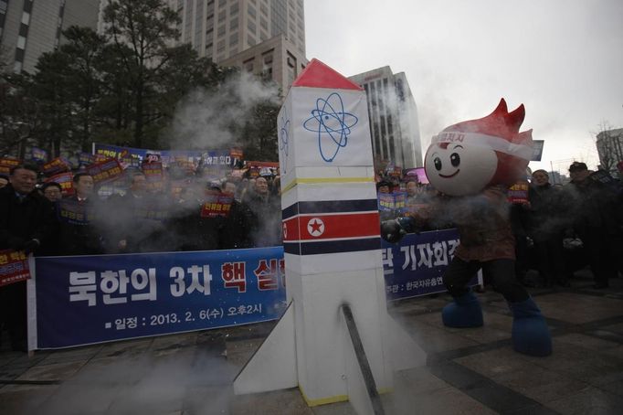 An anti North Korea civic group activist dressed up as Hwatburi prepares to destroy a mock of North Korea's missile, including its nuclear warhead, during a rally against North Korea's possible nuclear test plan, in central Seoul February 6, 2013. New York under missile attack is a remote dream for impoverished North Korea, yet that is precisely what the latest propaganda video from the isolated state shows as it readies a third nuclear test. REUTERS/Kim Hong-Ji (SOUTH KOREA - Tags: CIVIL UNREST POLITICS) Published: Úno. 6, 2013, 6:55 dop.