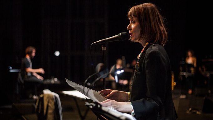 Suzanne Vega se v Einsteinovi na pláži zhostí role vypravěčky.