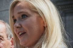 Hrůzy zneužívání Epsteinem a jeho známými černé na bílém. Giuffreová vydala paměti