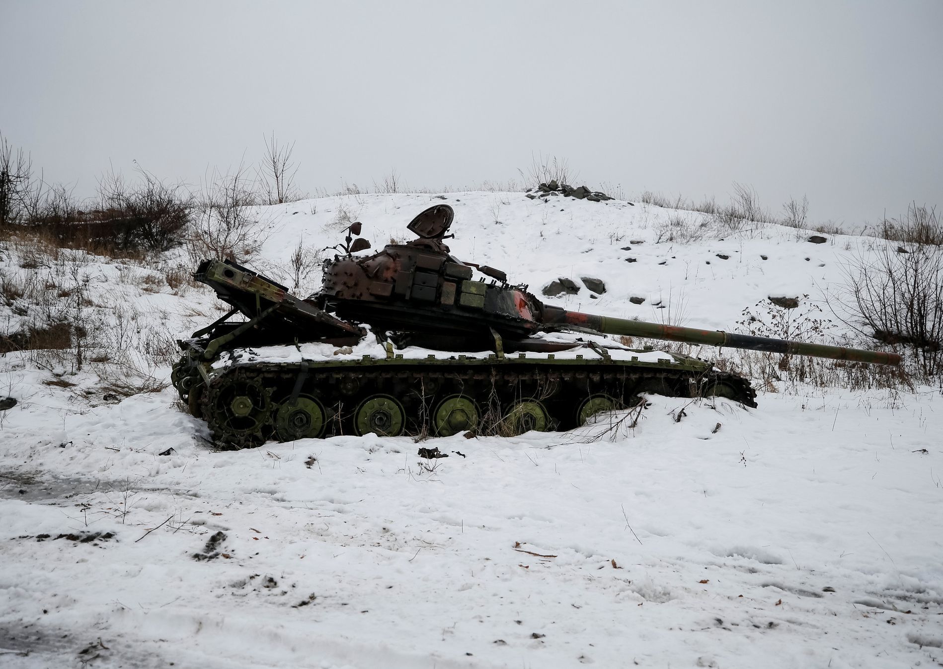 Zničený tank, který patří ukrajinské armádě, nedaleko Avdějevky.