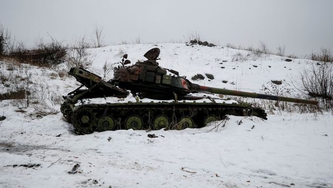 Zničený tank, který patří ukrajinské armádě, nedaleko Avdějevky.
