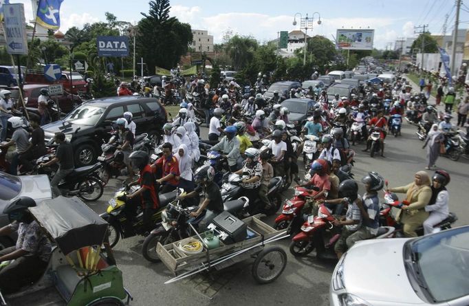 Motocyklisté v ulicích Banda Acehu