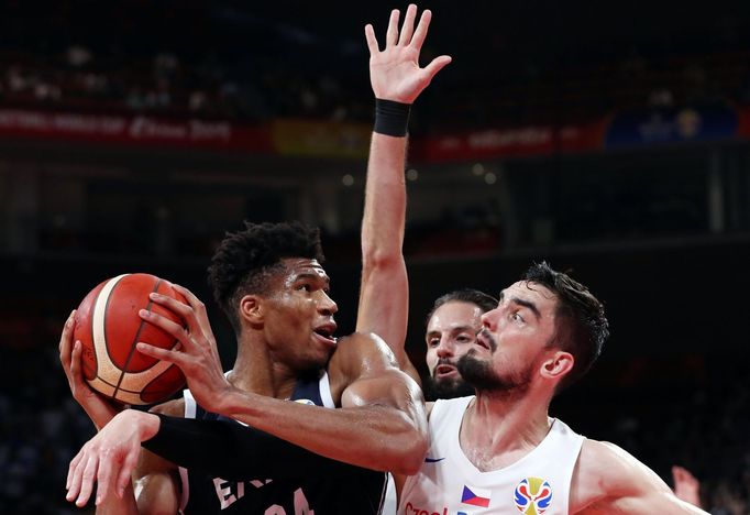 Giannis Antetokounmpo a Tomáš Satoranský v zápasu MS 2019 Česko - Řecko