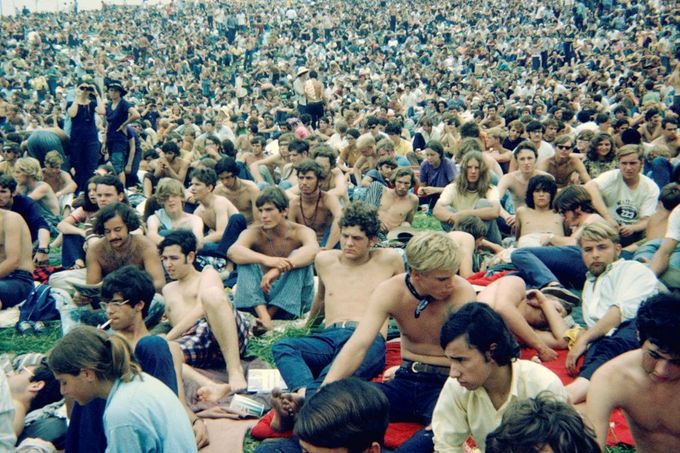 Kvůli „třem dnům míru, lásky a hudby“ se na festival Woodstock v polovině srpna 1969 sjelo odhadem 450 tisíc lidí.