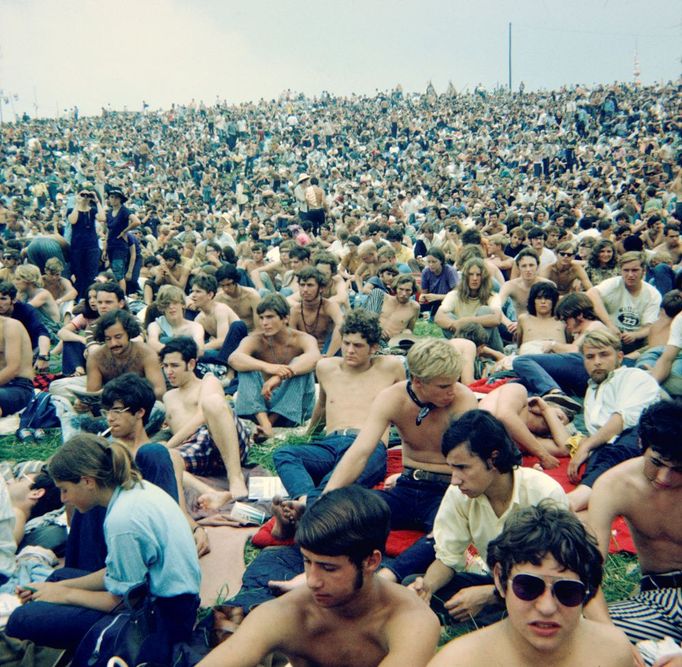 Kvůli „třem dnům míru, lásky a hudby“ se na festival Woodstock v polovině srpna 1969 sjelo odhadem 450 tisíc lidí.