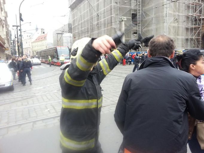 "Všichni pryč!" vyhání hasič lidi kolem místa výbuchu.