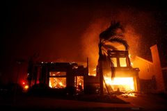 Kalifornie bojuje s třemi lesními požáry. Přes sto padesát tisíc lidí uteklo z domovů