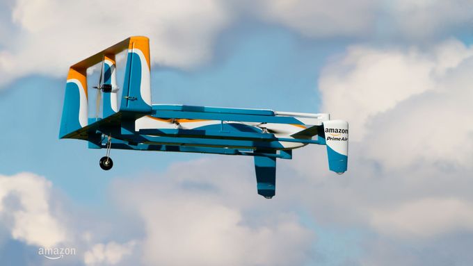 Šéf Amazonu minulý týden poslal do výšky 100 km raketu, která se vrátila zpět na místo startu. Nyní Amazon ukázal prototyp nového typu dronu, který kombinuje princip vrtulníku i klasického letadla.