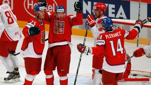 Lukáš Krajíček, Aleš Hemský a Tomáš Plekanec slaví gól v utkání MS v hokeji 2012 Česko - Dánsko.